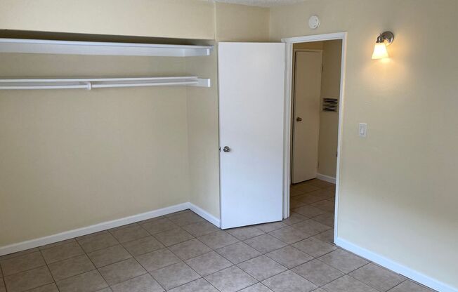 2 beds, 1 bath, 700 sqft, $2,295, Unit 1240-07