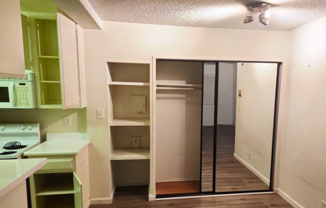 Live in the Heart of Beverly Hills: Charming Studio with Modern Updates – Apply Today!