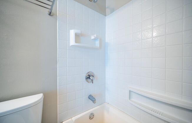 2 beds, 1 bath, $1,195, Unit 975 E