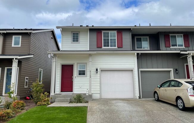 ***Month To Month Only***GORGEOUS 3 Bed 2.5 Bath Townhome in Vancouver! Stainless Steel Appliances! Amazing Location! Fenced Yard!