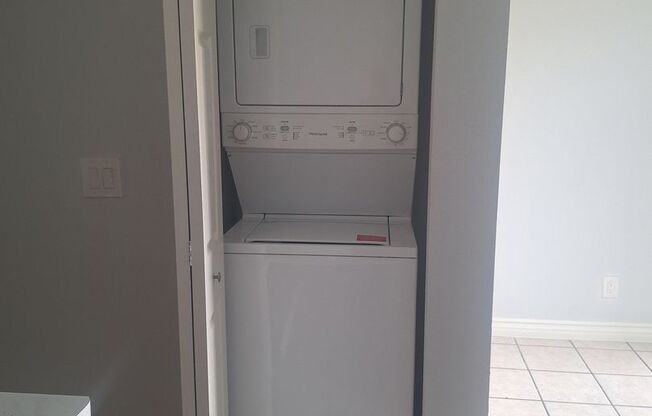 2 beds, 1 bath, 890 sqft, $1,200, Unit 102