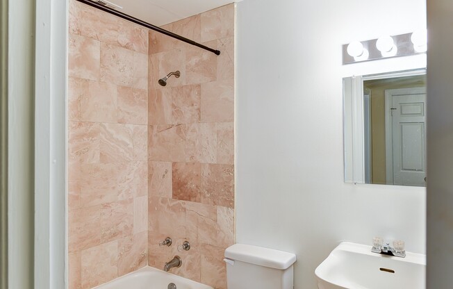 Elegant 2 Bedroom In Capitol Hill, Hardwood Floors And In-Unit Washer/Dryer
