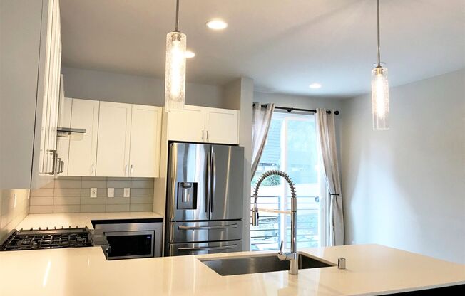 CONTEMPORARY WEDGWOOD 3 BED, 3 BATH TOWNHOME W/ 10' CEILINGS ON MAIN FLOOR AVAILABLE AUGUST!
