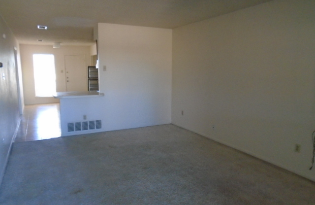 2 beds, 1 bath, $995