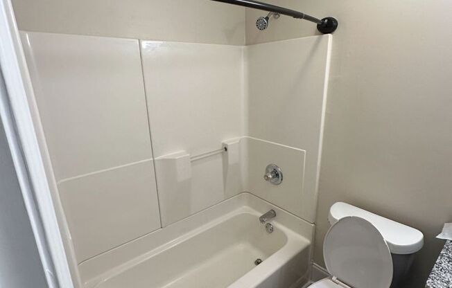 2 beds, 1 bath, 860 sqft, $1,295, Unit 291-7