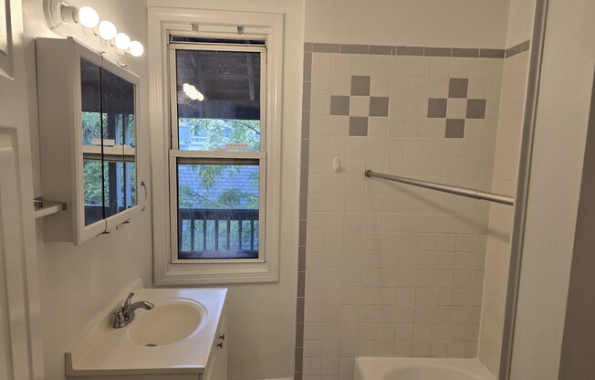 3 beds, 1 bath, 1,400 sqft, $2,900, Unit 3