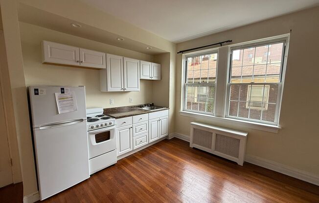 Studio, 1 bath, 294 sqft, $1,175, Unit New King Edward  3B7