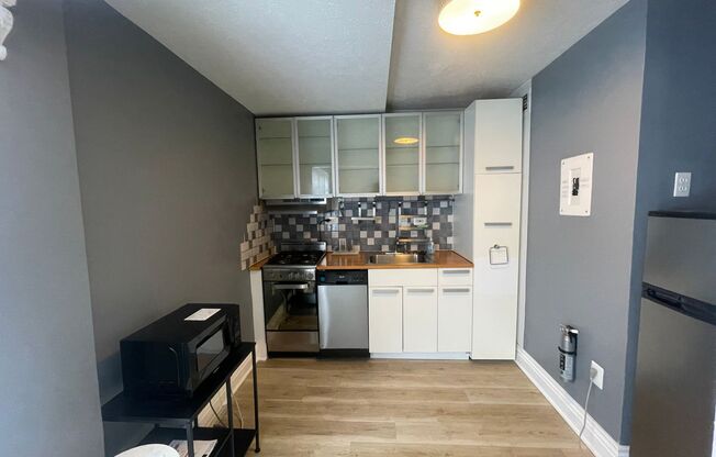 Logan Circle Spacious Efficiency w/Full Bath, All Utilities Included, Pool and 24 Hour Concierge