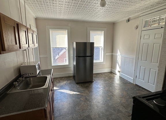 2 beds, 1 bath, 1,250 sqft, $1,400, Unit 4L