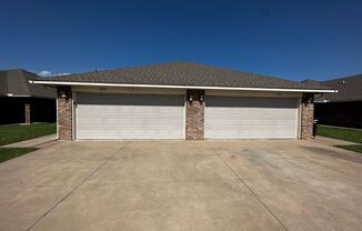 3 Bed 2 Bath 2 Car Garage In Moore Schools!!!