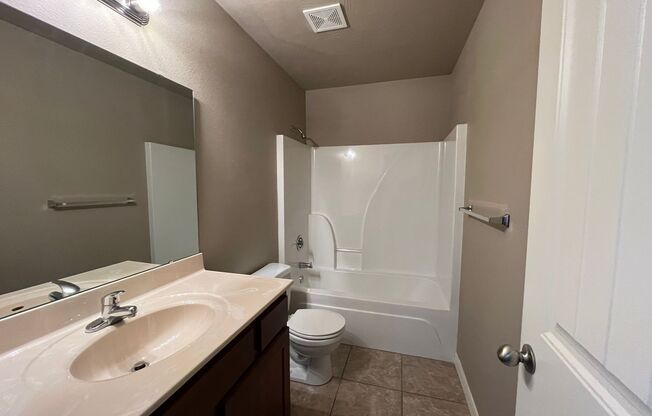 2 beds, 2 baths, $1,295, Unit 3175 W Sexton