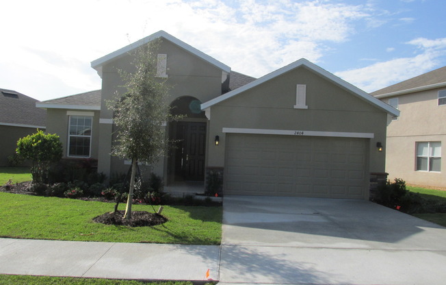 3 Bedroom, 2 Bath,Plus office room ,2 Car Garage, Single Family Home at2404 Sabastian St, Mount Dora FL 32757 For Rent.