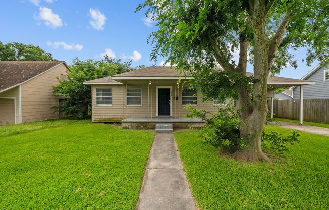 Cozy 3 Bedroom, 1 Bath Home - Spacious Living with Classic Charm