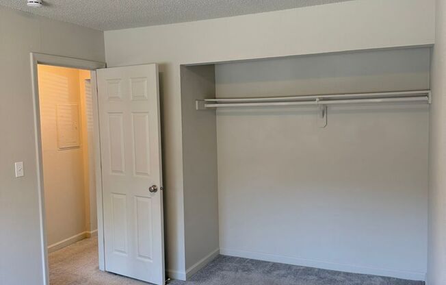 2 beds, 1 bath, 839 sqft, $1,395, Unit 34