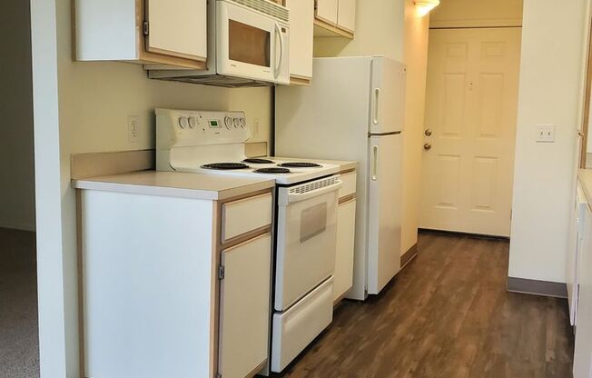 Aaron Ridge Apartments in Richland, WA with 1 or 2 Bedrooms, Pool, Fitness Center, A/C & More!