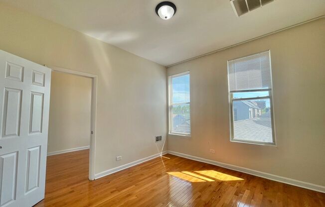 2 beds, 1 bath, 1,200 sqft, $1,800, Unit Unit 3R