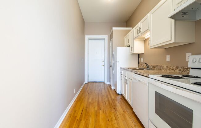 Studio, 1 bath, $899, Unit 3819 Jones St #206