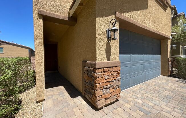 4 BED 2.5 BATH 2 CAR GARAGE SINGLE FAMILY HOME w/ BACKYARD & SOLAR- OFF THE FREEWAY ON WAGONWHEEL EXIT