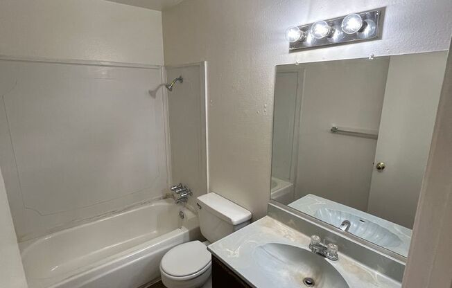 2 beds, 1 bath, $1,050, Unit 32