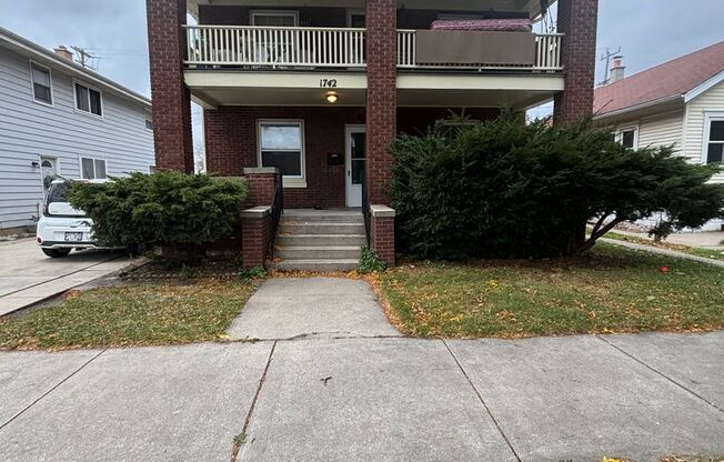 3 beds, 1 bath, 854 sqft, $1,300, Unit lower