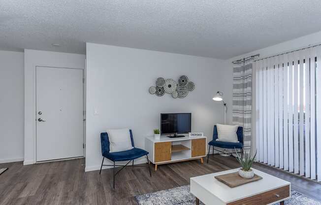 Spacious Living Room at Timber Glen Apartments, Batavia, OH, 45103