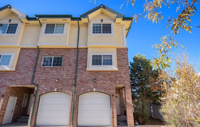 Spacious 2BR/2BA Townhome with Bonus Room in Wheat Ridge, CO