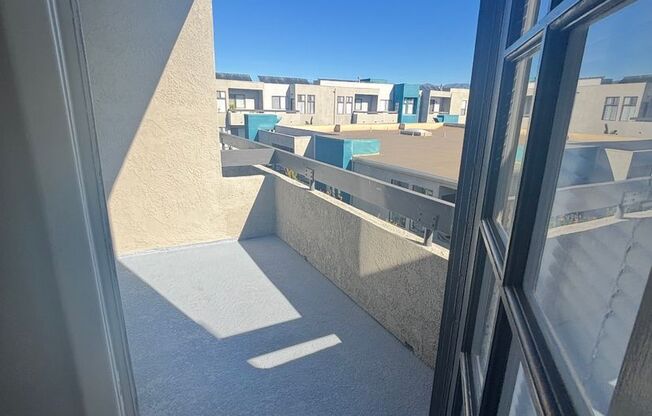 1 bed 1 bath Apartment. 1st month $1500.00 credit.