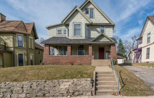 335 JAMES AVE SE