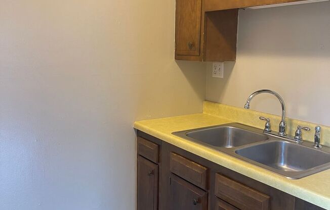 1 bed, 1 bath, $580, Unit 208