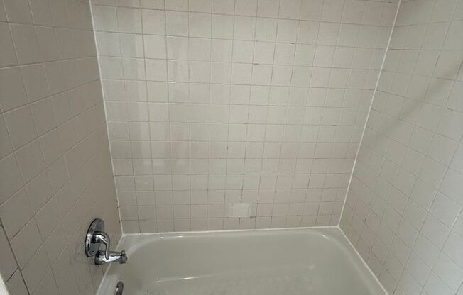 3 beds, 1 bath, $1,300, Unit 4834 #302