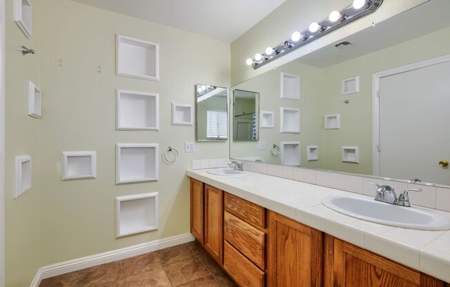 4 beds, 2.5 baths, $2,000