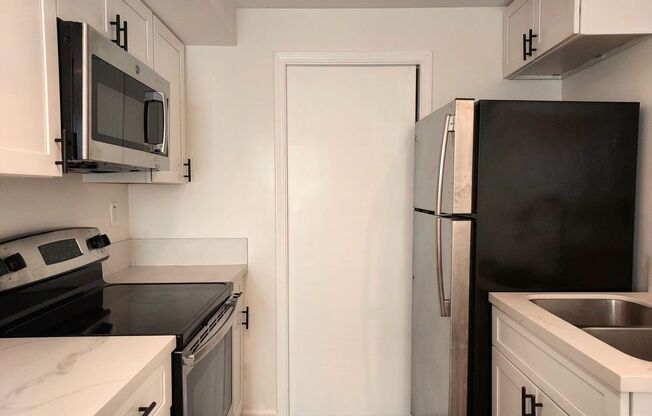 Studio, 1 bath, 160 sqft, $1,550, Unit 08