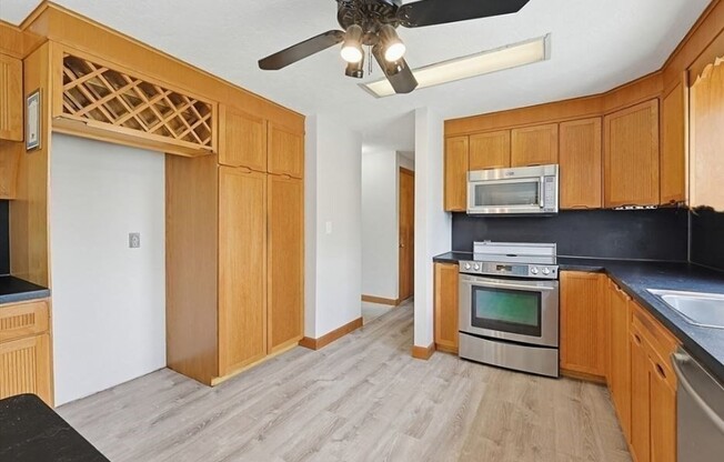 3 beds, 2.5 baths, 2,490 sqft, $3,700, Unit 22