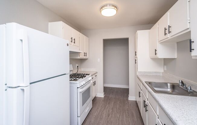 2 beds, 1 bath, 880 sqft, $1,450, Unit 42