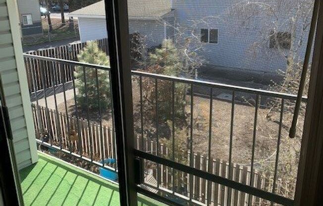 2 Bed/1 Bath SE Bend Condo with Single Car Garage