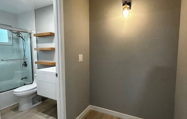 2 beds, 1 bath, $2,500, Unit Walnut 425