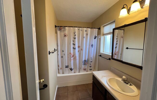 3 beds, 2 baths, $1,395