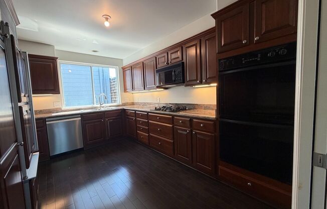 (C) 2050 Divisadero St #3