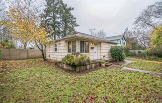 SE Portland One Level Beauty - 2 Bedrooms and Corner Lot