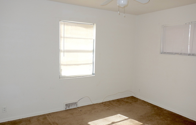 3 beds, 1 bath, $900, Unit 3018 E 61st St