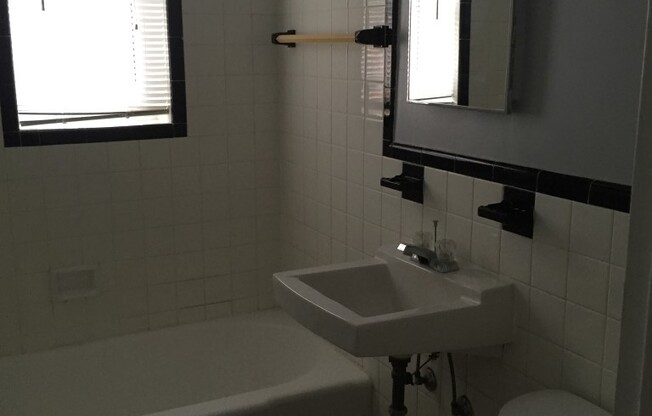 1 bed, 1 bath, 700 sqft, $1,750, Unit 106