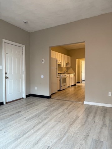 2 beds, 1 bath, 1,000 sqft, $2,400, Unit 2