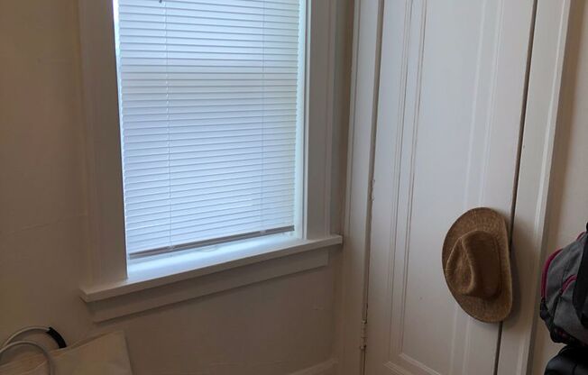 2 beds, 1 bath, 1,100 sqft, $1,350, Unit 5