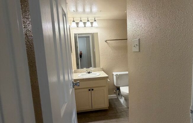 2 beds, 1 bath, 812 sqft, $1,085, Unit 1402