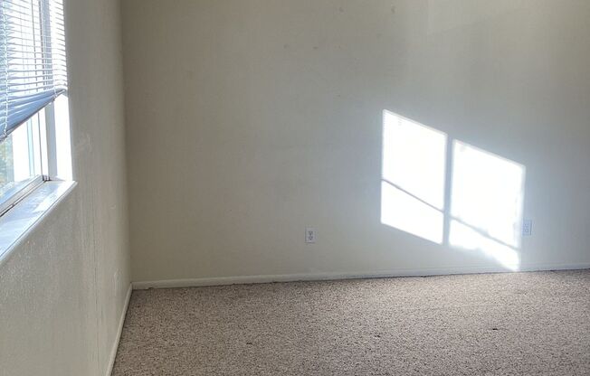 2 beds, 1 bath, $700, Unit 13