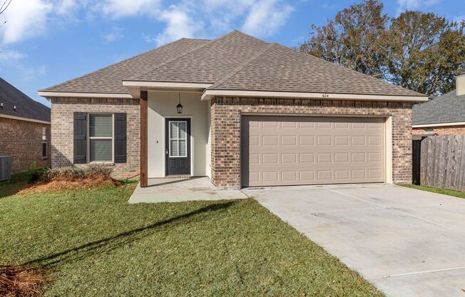 3 Bed/2 Bath home in Broussard off of the Ambassador Caffrey Ext.