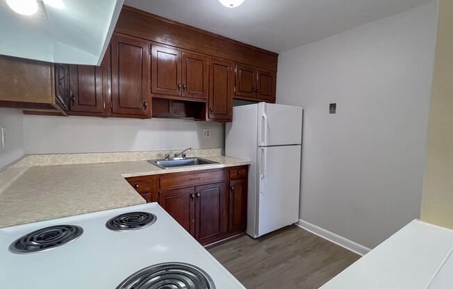 1 bed, 1 bath, $1,300, Unit D-33