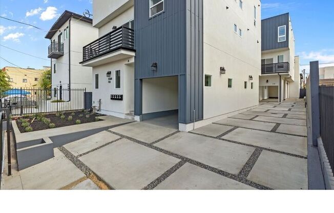1116 S MARIPOSA AVE