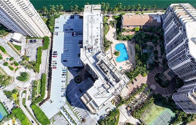 1 bed, 1.5 baths, $3,100, Unit # 916
