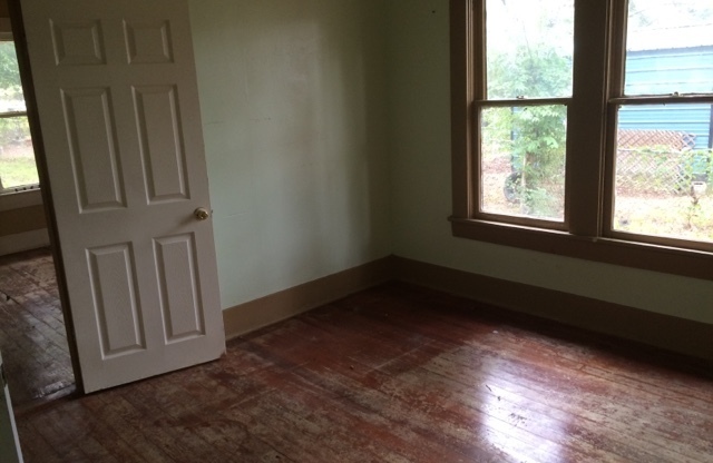 3 beds, 1 bath, $590